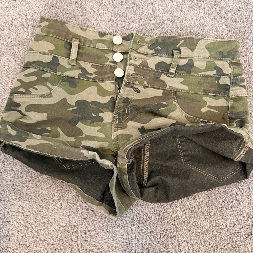 Camouflage Women's Shorts size 11
